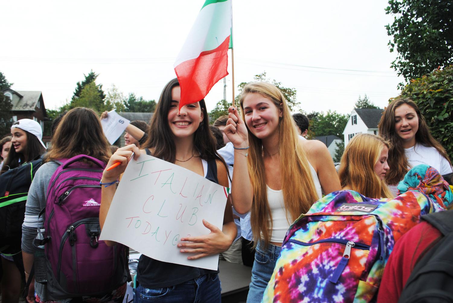 Juniors Elizabeth Comerford and Ava Juliano say “Benvenuto” to those interested in Italian Club.