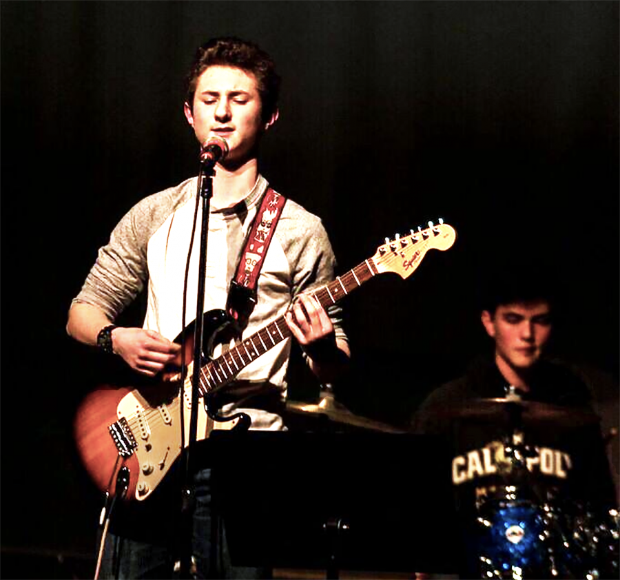 Freshman+Austin+Kelly+performs+for+his+peers+during+Battle+of+the+Bands.