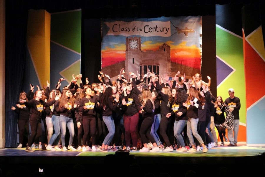 Don%E2%80%99t+stop+them+now%21+The+seniors+gather+on+stage+for+the+final+act+of+the+2019+talent+show.