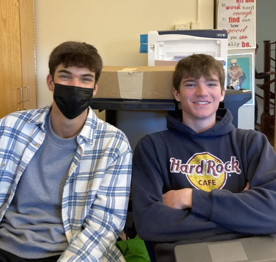 Seniors+Jack+Tirsch+%28masked%29+and+Zach+Long+%28unmasked%29+exercise+their+%0Anew-found+choice+as+to+whether+or+not+to+wear+a+mask+at+school.+
